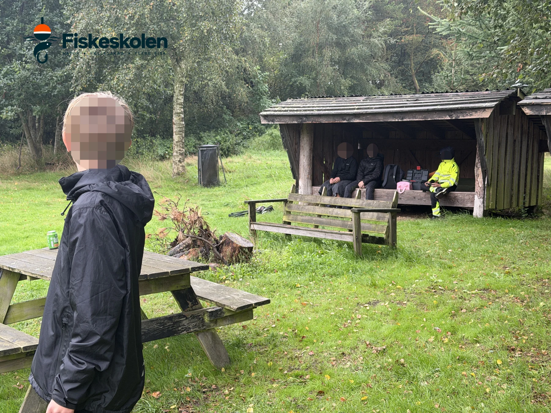 Fiskeskole i Hebo, skøn dag med 15 glade børn og unge mennesker trods vejret